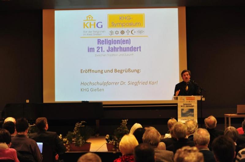 Bild 1: Hochschulpfarrer Dr. Siegfried Karl eröffnet das Symposium.